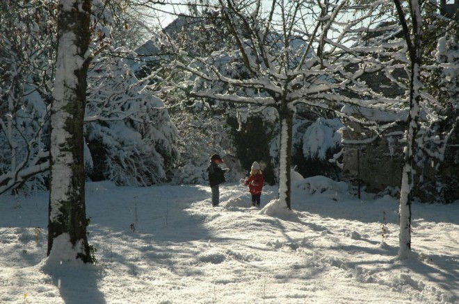 2 enfants dans la neige de Seine et Marne