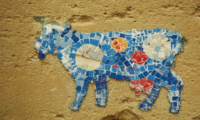 Vache bleue en mosaïque à Paris
