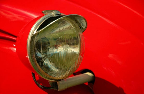 Phare de 2 chevaux rouge à l'exposition de voiture ancienne de Crisenoy