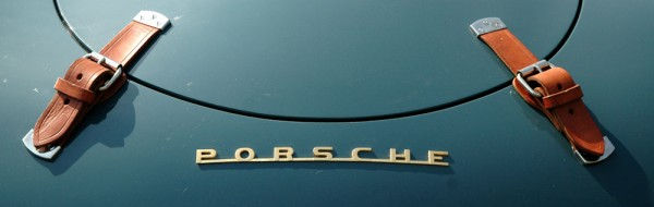 Carrosserie de Porsche en bleu et cuir à la 16 ème expomobile de la jardinerie Laplace