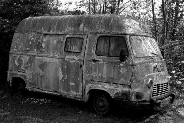 Minibus en piteux état à la 16 ème expomobile de la jardinerie Laplace