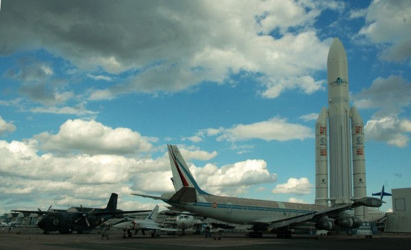 Vue d'ensemble des avions en extérieur au musée de l'air et de l'espace