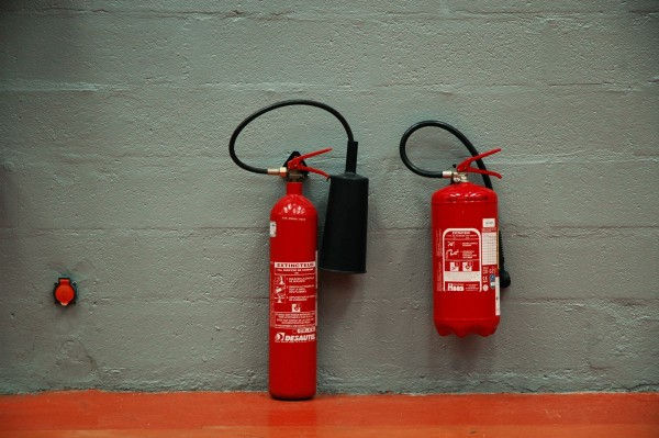 Extincteurs rouges sur mur gris au musée de l'air et de l'espace