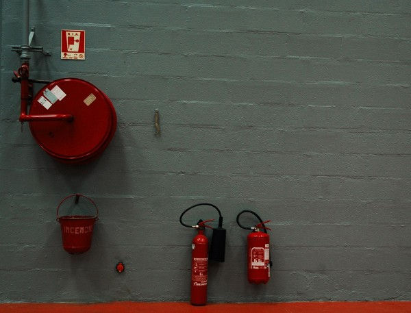 Extincteurs rouges sur mur gris au musée de l'air et de l'espace