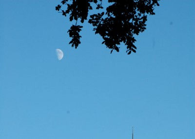 Lune sur ciel bleu