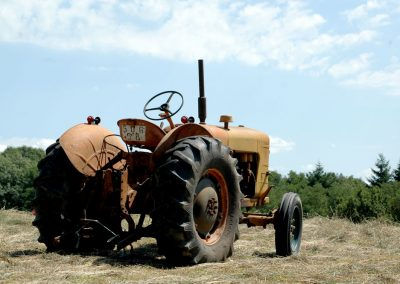 Tracteur ancien dans la Nièvre