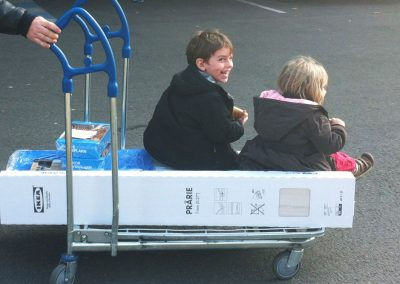 Enfants sur chariot à Ikéa