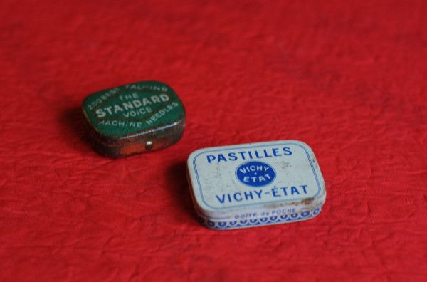 Mini boite en métal Pastille Vichy Etat et The standarD Voice